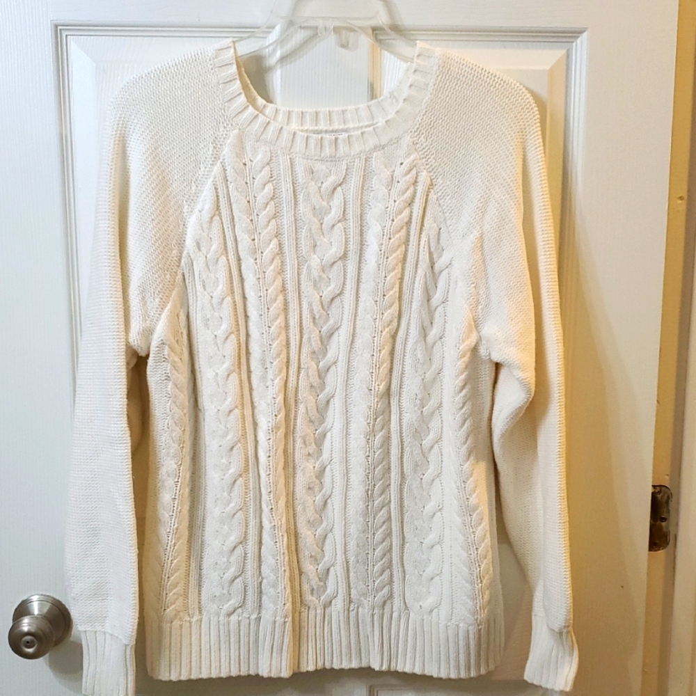 👕Old Navy Ribbed Knit Sweater - White